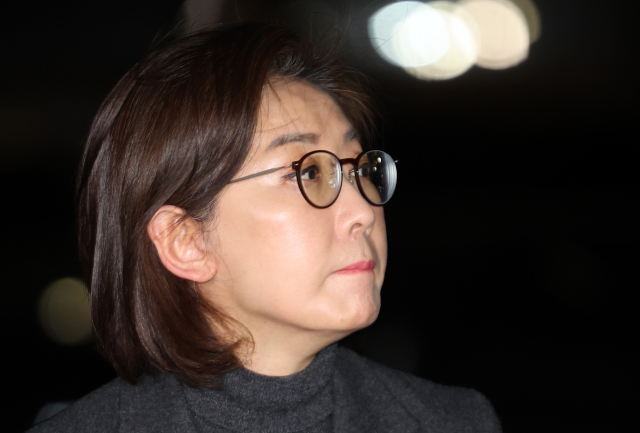 국민의힘 3·8 전당대회 출마를 고심 중인 나경원 전 의원이 19일 서울 자택으로 들어서며 취재진의 질문을 받고 있다. 연합뉴스