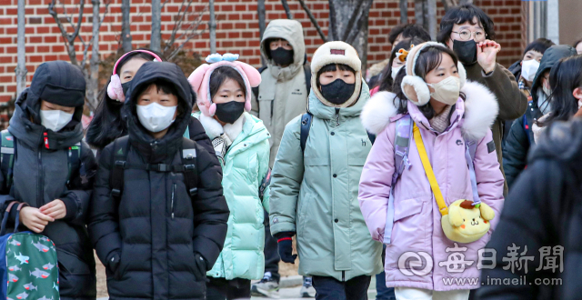 대구 지역 아침 최저기온이 -14.2도를 기록하면서 최강 한파가 몰아쳤던 지난 1월 25일 대구 수성구 동천초등학교 학생들이 개학일을 맞아 등교를 하고 있다. 매일신문 DB