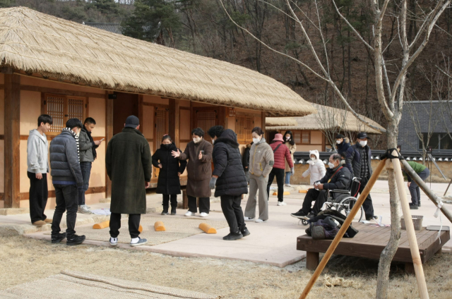 설 연휴기간 선비세상 방문객들이 윳놀이를 즐기고 있다. 영주시 제공