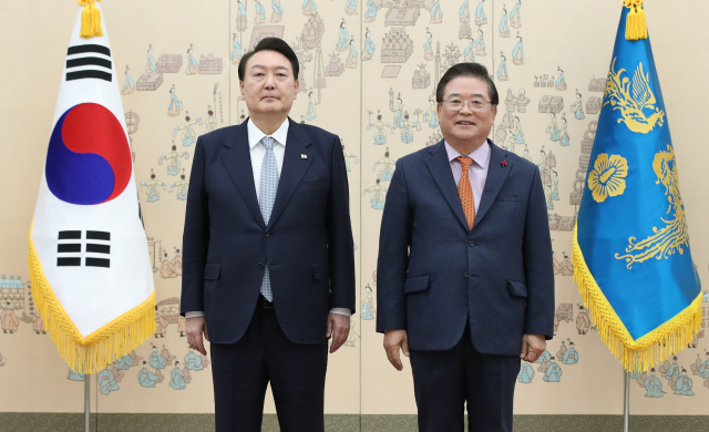 윤석열 대통령이 25일 서울 용산 대통령실 청사에서 우동기 국가균형발전위원회 위원장에게 위촉장을 수여한 뒤 기념촬영을 하고 있다. 연합뉴스