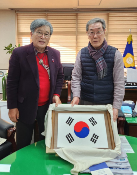 안동시의회 이재갑(왼쪽) 의원이 의장실에서 권기익 의장에게 전통 한지로 만든 태극기를 전달한 뒤 기념 촬영을 하고 있다. 안동시의회 제공