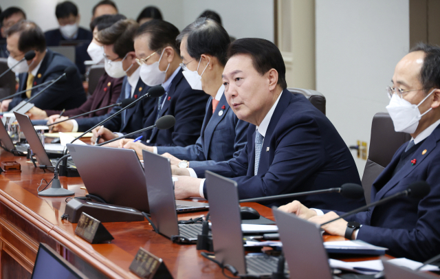 윤석열 대통령이 25일 서울 용산 대통령실 청사에서 열린 국무회의에서 발언하고 있다. 연합뉴스