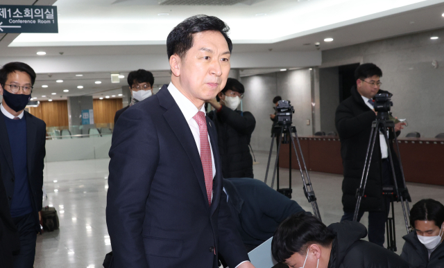 국민의힘 당권 주자인 김기현 의원이 25일 오후 서울 여의도 국회 의원회관에서 열린 지속발전 가능한 폐기물 매립 및 친환경적 활용방안 토론회 참석을 마치고 취재진 질문에 답한 뒤 이동하고 있다. 연합뉴스