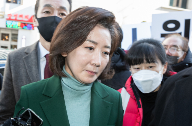 국민의힘 나경원 전 의원이 25일 오전 서울 여의도 국힘의힘 당사에서 전당대회 불출마 입장을 밝히기 위해 기자회견장으로 향하고 있다. 연합뉴스