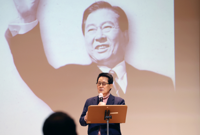 지난 14일 오후 광주 서구 5·18기념문화센터에서 열린 김대중 전 대통령 탄생 99주년 기념 특별 강연회에서 박지원 전 국기정보원장이 강연하고 있다. 연합뉴스