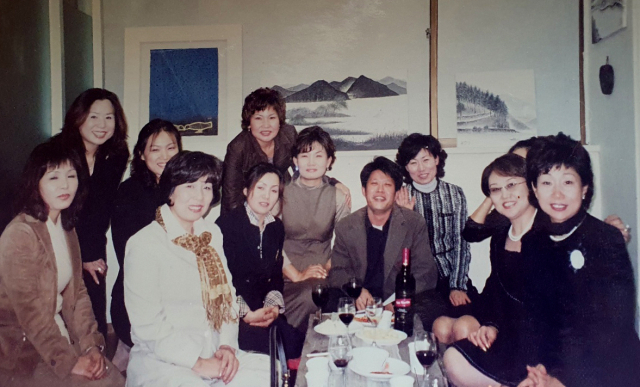 지난 2004년 고 손성완 화백의 정기후원모임에서 촬영한 사진. 오른쪽에서 네 번째에 있는 남성이 고 손성완 화백, 손 화백 왼쪽에 있는 여성이 조용숙 락푸드 대표. 조용숙 대표 제공.