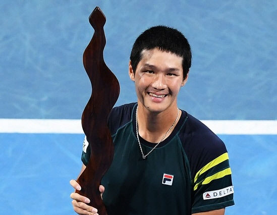 권순우가 지난 14일 호주 애들레이드에서 열린 ATP 투어 애들레이드 인터내셔널 2차 대회 결승에서 우승한 뒤 트로피를 들고 포즈를 취하고 있다. 상주시 제공