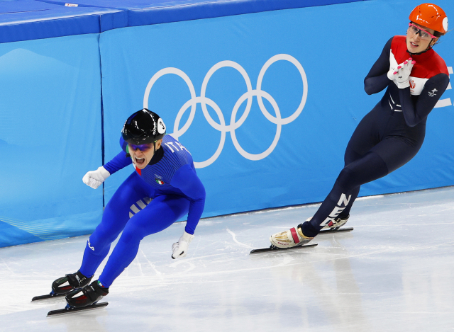 2022 베이징 동계올림픽 500ｍ 우승 뒤 포효하는 폰타나. EPA=연합뉴스