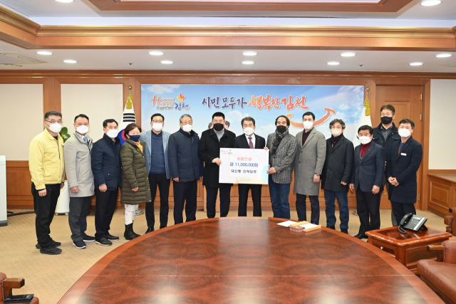 경북 김천시 대신동 체육회 등 9개 단체는 25일 김천시 복지재단에 성금 1천100만원을 기탁했다. 김천시 제공