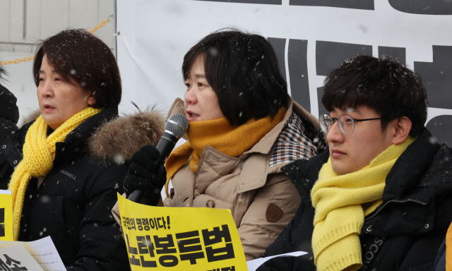 정의당 이정미 대표가 26일 오전 서울 여의도 국회 본관 앞 농성장에서 열린 상무집행위원회에서 발언하고 있다. 연합뉴스