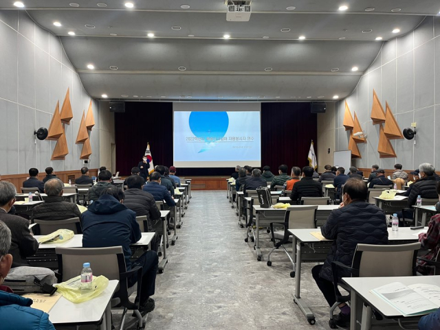 경북도교육청이 학생들이 안전한 학교 환경 조성을 위해 지난해 11월 배움터지킴이 자원봉사자들을 대상으로 연수를 진행하고 있다. 경북교육청 제공