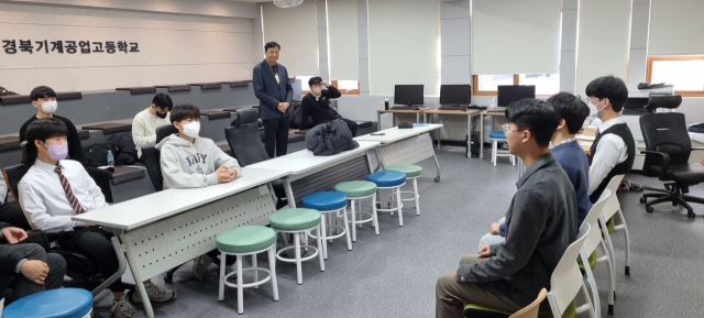 경북기계공고 학생들이 삼성전자 입사 대비 면접 교육을 받고 있다. 대구시교육청 제공