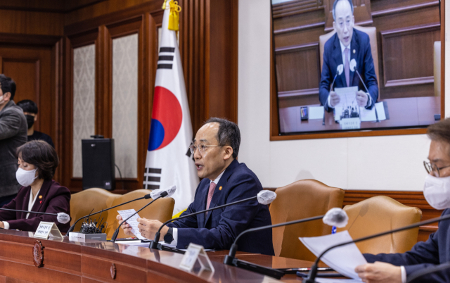 추경호 경제부총리 겸 기획재정부 장관이 26일 오전 서울 종로구 정부서울청사에서 열린 비상경제장관회의에 참석해 최근 경제 상황에 대해 발언하고 있다. 연합뉴스