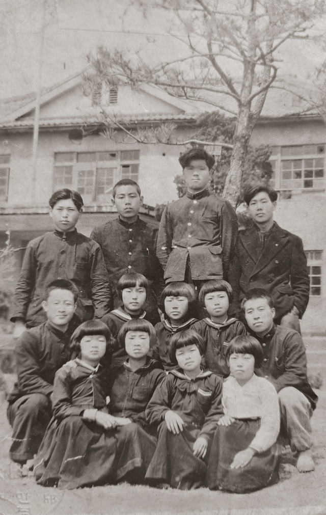 1950년 봄, 대구 서부국민학교에서 교육실습을 받던 중 찍은 사진. 뒤쪽 오른쪽에서 두 번째가 김연철 전 교육감이다. 가족 제공