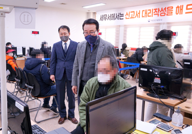 정철우 대구지방국세청장은 2022년 2기 확정 부가가치세 신고기간을 맞아 19일과 25일 영주세무서와 북대구세무서를 찾아 신고를 위해 방문한 납세자로부터 애로사항을 듣고, 신고 안내 중인 직원을 격려했다. 대구지방국세청 제공
