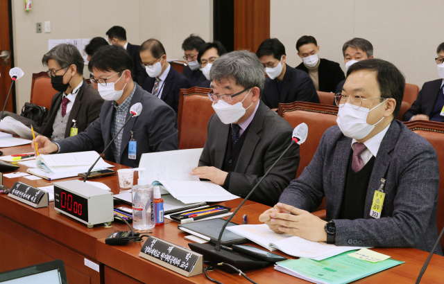26일 오전 국회 산업통상자원중소벤처기업위원회에서 고준위 방사성폐기물 관리에 관한 특별법안 등에 대한 공청회가 열리고 있다. 이날 공청회에는 산자위원들과 문주현 단국대 에너지공학과 교수, 이상홍 경주환경운동연합 사무국장, 이정윤 원자력안전과미래 대표, 정재학 경희대 원자력공학과 교수 등이 참석했다. 연합뉴스