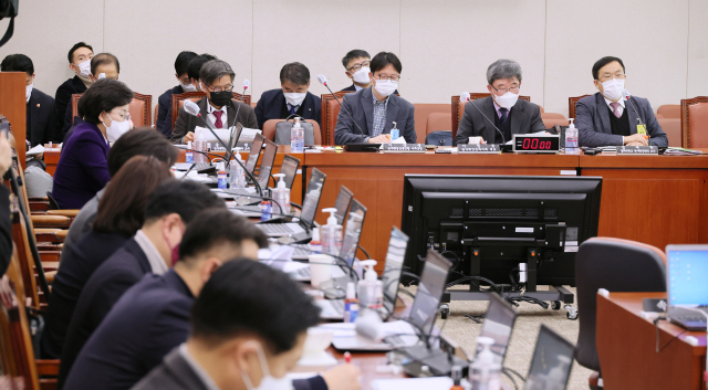 26일 오전 국회 산업통상자원중소벤처기업위원회에서 고준위 방사성폐기물 관리에 관한 특별법안 등에 대한 공청회가 열리고 있다. 이날 공청회에는 산자위원들과 문주현 단국대 에너지공학과 교수, 이상홍 경주환경운동연합 사무국장, 이정윤 원자력안전과미래 대표, 정재학 경희대 원자력공학과 교수 등이 참석했다. 연합뉴스