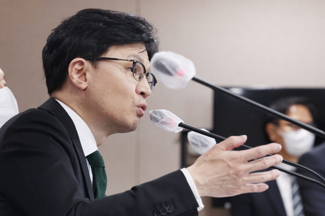 한동훈 법무부 장관이 26일 서울 세종로 정부서울청사에서 새해 업무보고 내용을 브리핑한 후 