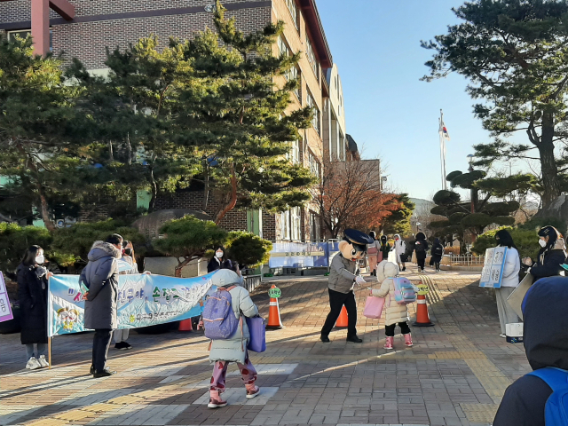 강북경찰서 소속 경찰관과 학교 관계자들이 등교하는 대천초 학생들을 대상으로 학교폭력 없는 안전한 학교 만들기 활동을 전개하고 있다. 대구강북경찰서 제공