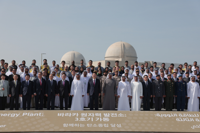 아랍에미리트(UAE)를 국빈 방문 중인 윤석열 대통령이 16일(현지시간) 바라카 원자력발전소에서 열린 바라카 원전 3호기 가동식에서 무함마드 빈 자예드 알 나흐얀 UAE 대통령 등 참석자들과 기념촬영을 하고 있다. 연합뉴스