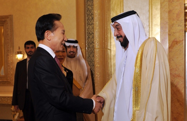 지난 2009년 12월 27일(현지시간) 아랍에미리트(UAE) 아부다비 에미리트 펠리스 호텔에서 이명박 대통령이 칼리파 빈 자예드 알 나흐얀 대통령과 정상회담을 갖기에 앞서 악수를 하고 있다. 연합뉴스