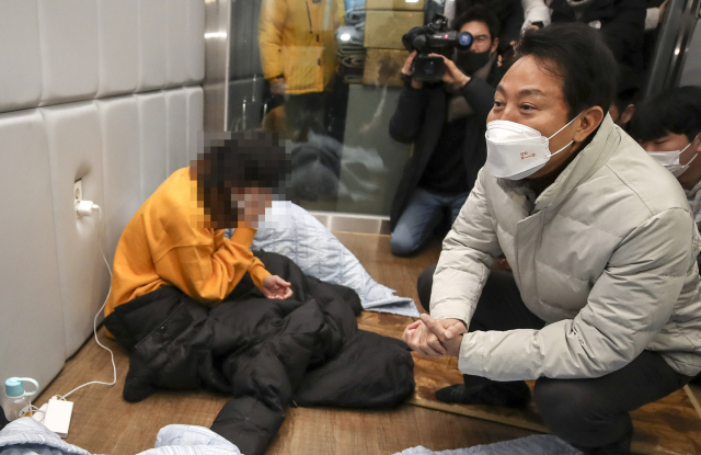 오세훈 서울시장이 26일 오전 서울역 희망지원센터를 찾아 노숙인 임시보호시설 현장 점검을 하고 있다. 오 시장 마스크에 씌여진 