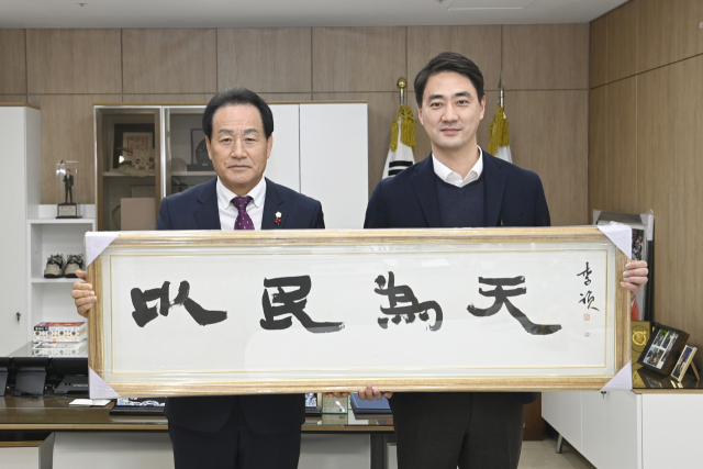 서도원(왼쪽) 달성군의회 의장이 26일 최재훈 달성군수에게 새해 선물로 
