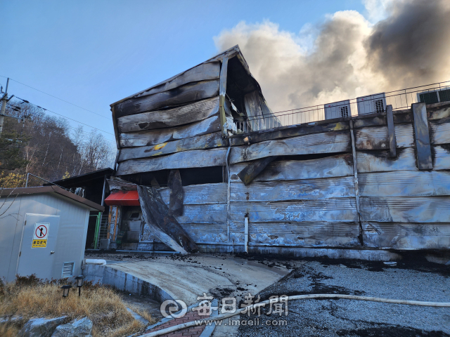 27일 오전 6시 56분쯤 경북 안동시 남선면 한 복지재단 창고 건물에서 원인 미상의 화재가 발생해 건물이 전소한 모습. 김영진 기자
