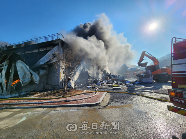 27일 경북 안동시 남선면 한 복지재단 창고에서 원인 미상의 화재가 발생해 소방대원들이 진화에 총력을 기울이고 있다. 화재 현장에서는 심한 연기도 발생 중이다. 김영진 기자