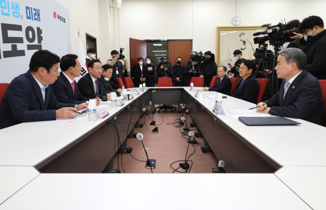 27일 오전 국회 국민의힘 원내대표회의실에서 열린 군공항 이전 논의를 위한 여야·정부·지자체 간담회에서 주호영 원내대표가 인사말을 하고 있다. 왼쪽부터 국민의힘 강대식 의원, 국민의힘 김상훈 의원, 주 원내대표, 더불어민주당 송갑석 의원, 추경호 부총리 겸 기획재정부 장관, 강기정 광주시장, 이종섭 국방부 장관. 연합뉴스