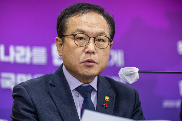 새해 업무보고를 마친 김승호 인사혁신처장이 27일 오후 서울 종로구 정부서울청사에서 열린 통일부,행안부,국가보훈처, 인사혁신처 합동브리핑에서 2023년 인사처 중점 과제에 대해 설명하고 있다. 연합뉴스