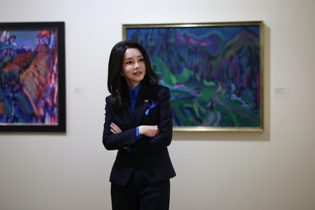 윤석열 대통령과 스위스를 방문 중인 김건희 여사가 19일(현지시간) 취리히 미술관을 방문, 미술 작품을 관람하고 있다. 연합뉴스