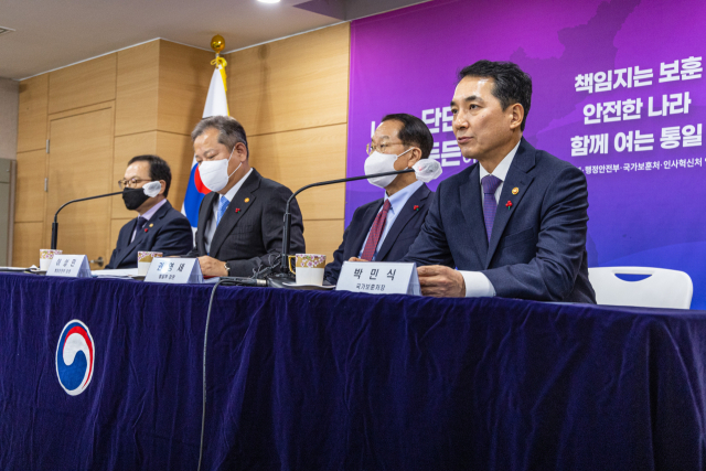 새해 업무보고를 마친 박민식 국가보훈처장(오른쪽 첫 번째)이 27일 오후 서울 종로구 정부서울청사에서 열린 통일부,행안부,국가보훈처, 인사혁신처 합동브리핑에서 2023년 보훈처 중점 과제에 대해 설명하고 있다. 연합뉴스