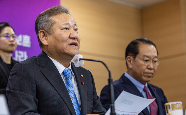새해 업무보고를 마친 이상민 행정안전부 장관이 27일 오후 서울 종로구 정부서울청사에서 열린 통일부,행안부,국가보훈처, 인사혁신처 합동브리핑에서 2023년 행안부 중점 과제에 대해 설명하고 있다. 연합뉴스