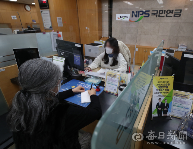 27일 대구 달서구 이곡동 국민연금공단 대구지역본부 2층 민원실 상담창구에서 한 시민이 국민연금 관련 상담을 받고 있다. 안성완 기자 asw0727@imaeil.com