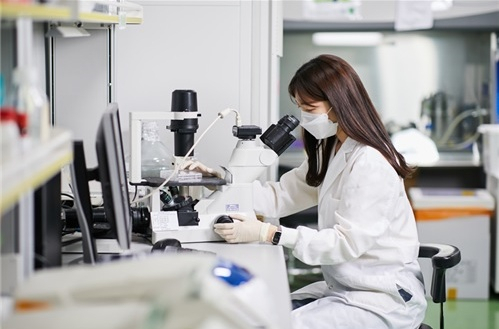 케이메디허브 전임상센터가 골다공증 개선 목적의 유산균 배양액 유래 세포외소포체를 확보, 특허 등록했다. 관련 연구를 진행한 케이메디허브 최주희 연구원의 연구 모습. 케이메디허브 제공
