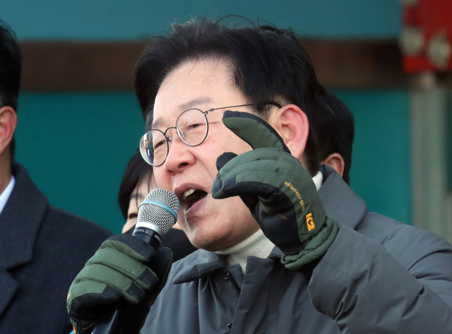 더불어민주당 이재명 대표가 27일 전북 군산시 공설시장을 찾아 힘줘 연설하고 있다. 연합뉴스