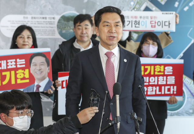 국민의힘 당권주자인 김기현 의원이 27일 오후 부산 동구 부산항 국제여객터미널에 있는 북항재개발홍보관에서 부산 비전을 발표하고 있다. 연합뉴스