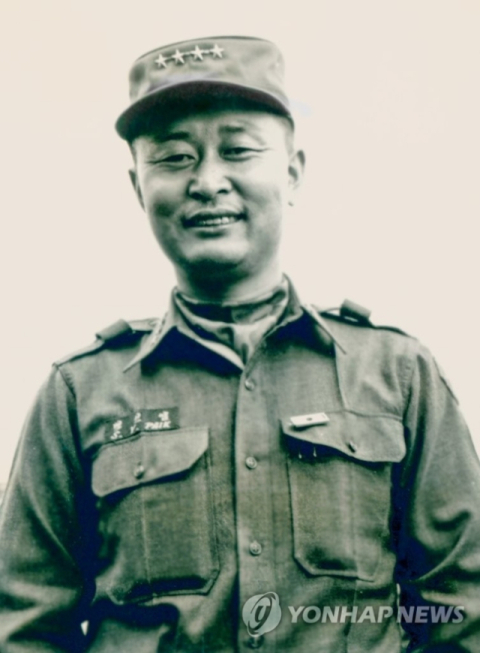 11일 오후 서울 송파구 서울아산병원 장례식장에 마련된 고 백선엽 장군 빈소에서 조문객들이 헌화하고 있다. 2020.7.11