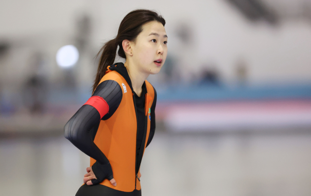 김민선(의정부시청)이 27일 오후 서울 노원구 태릉국제스케이트장에서 열린 제104회 전국동계체육대회 스피드스케이팅 여자 일반부 500M 경기를 마친 뒤 기록을 확인하고 있다. 연합뉴스