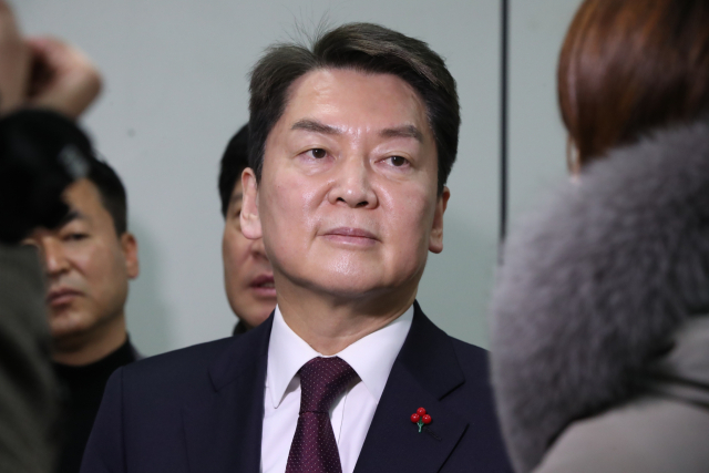 27일 오후 충남 천안 국민의힘 충남도당을 방문한 국민의힘 안철수 의원이 기자 질문을 받고 있다. 연합뉴스