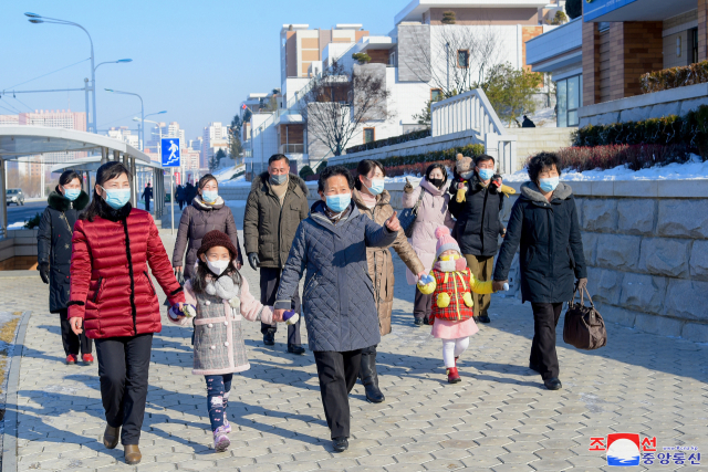북한 주민들과 인민군장병들이 2023년 새해를 뜻깊게 맞이했다고 조선중앙통신이 2일 보도했다.연합뉴스
