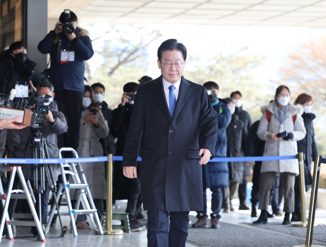 더불어민주당 이재명 대표가 28일 오전 서울 서초구 서울중앙지검에 위례 신도시·대장동 개발사업 비리 의혹과 관련한 검찰 소환 조사를 위해 들어서고 있다. 연합뉴스