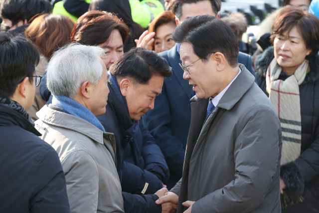 더불어민주당 이재명 대표가 28일 오전 서울 서초구 서울중앙지검에 위례 신도시·대장동 개발사업 비리 의혹과 관련한 검찰 소환 조사를 위해 들어서고 있다. 연합뉴스