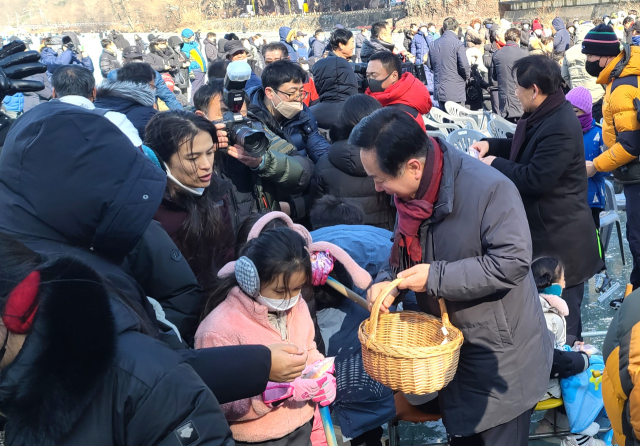 안동 암산얼음축제가 28일 개막식을 시작으로 9일 동안 열린다. 각종 겨울놀이 체험으로 영남지역 최대 겨울축제로 자리잡고 있다. 사진은 권기창 시장 등이 관광객들에게 떡을 나눠주고 있다. 엄재진 기자