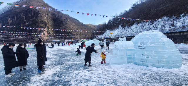 안동 암산얼음축제가 28일 개막식을 시작으로 9일 동안 열린다. 각종 겨울놀이 체험으로 영남지역 최대 겨울축제로 자리잡고 있다. 사진은 이글루 등 각종 얼음 조각 앞에서 사진을 찍는 관광객들. 엄재진 기자