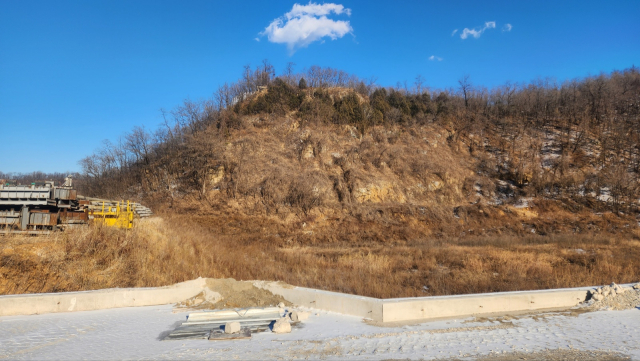 한맥테코산업㈜이 동물화장장 시설을 갖춘 반려동물 테마파크를 조성할 신기동 자사 소유 산 일대. 고도현 기자