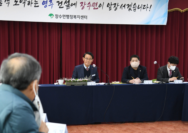 박남서 영주시장이 장수면의 한 주민이 전하는 민원사항을 경청하고 있다. 영주시 제공