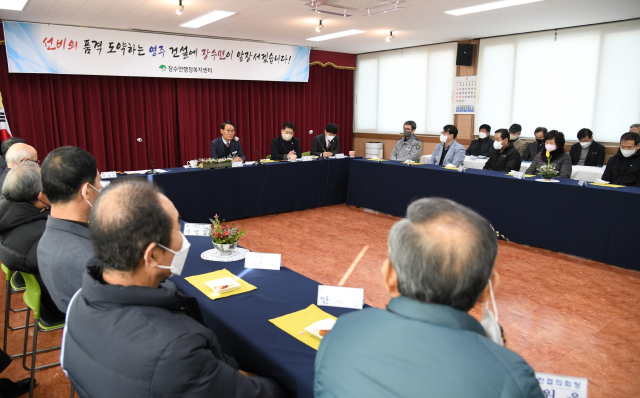 박남서 영주시장이 주민의 질문에 답변하고 있다. 영주시 제공