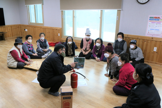 안동소방서 소방공무원들이 경북 안동지역에 있는 마을회관을 순회하며 어르신들을 대상으로 소화기 사용법에 대해 교육하고 있다. 안동소방서 제공